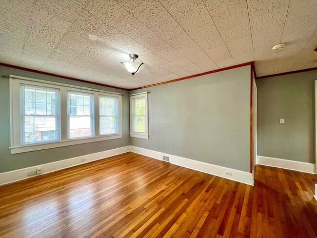 Building Photo - Charming West Asheville Home!