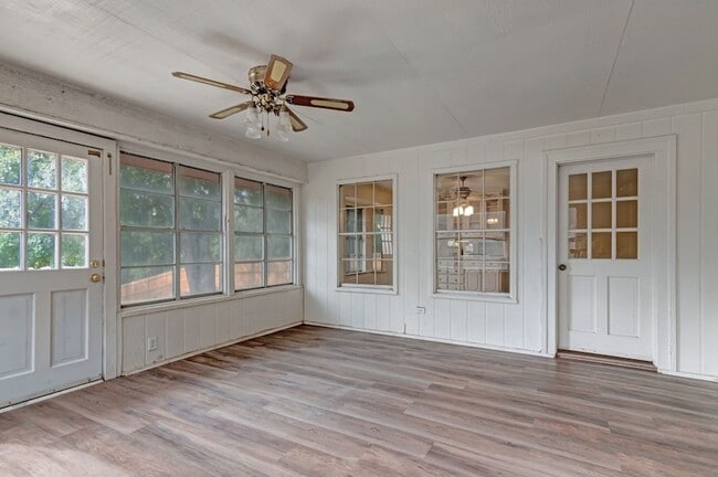 Building Photo - 2423 Pleasant Cir N