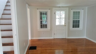 Building Photo - Apartment Available in Village of Liverpool