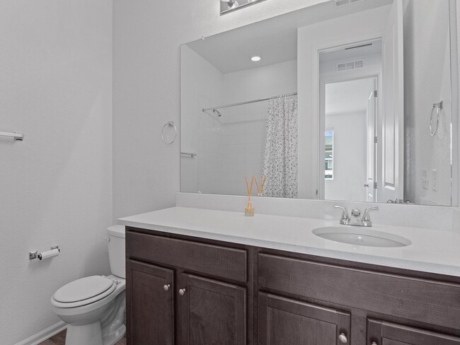 Building Photo - Modern Home With Great Amenities Available...
