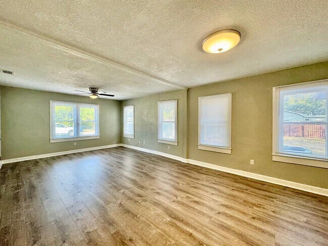 Building Photo - 1601 E Maple Ave