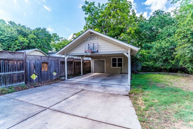 Building Photo - Alamo Heights Cottage