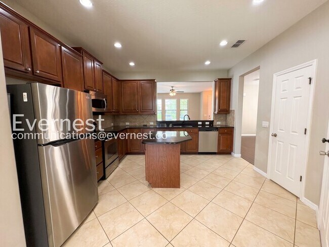 Building Photo - 4 Bed, 3 Bath Home with Garage / Pet-Friendly / Vouchers Accepted / Available Now!