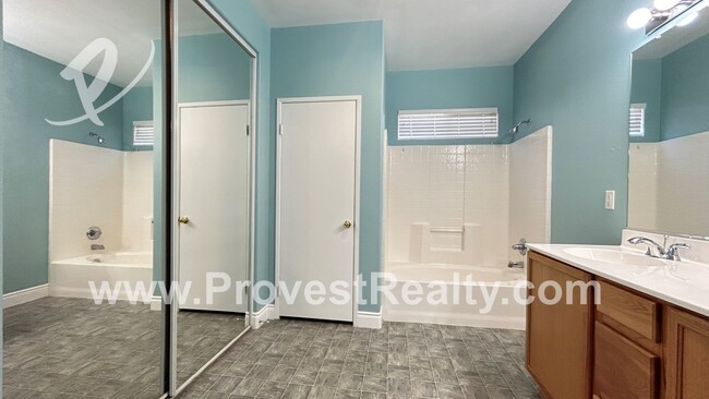 Building Photo - 5 Bedroom, 3.5 Bathroom Victorville Home w...