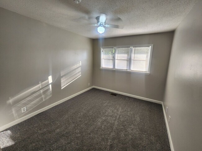 Building Photo - Updated 3 bedroom 1.5 home great for enter...
