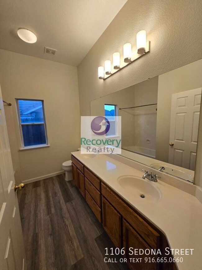 Building Photo - 1106 Sedona St