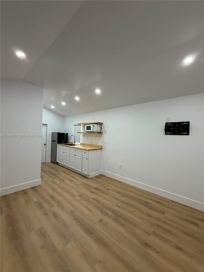 Building Photo - 1400 SW 29th Ave