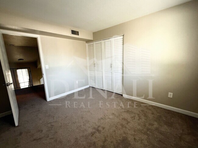 Building Photo - 1529 E Edgewater Dr
