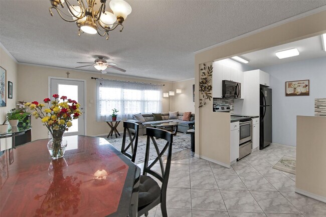 Building Photo - 4302 Martinique Cir