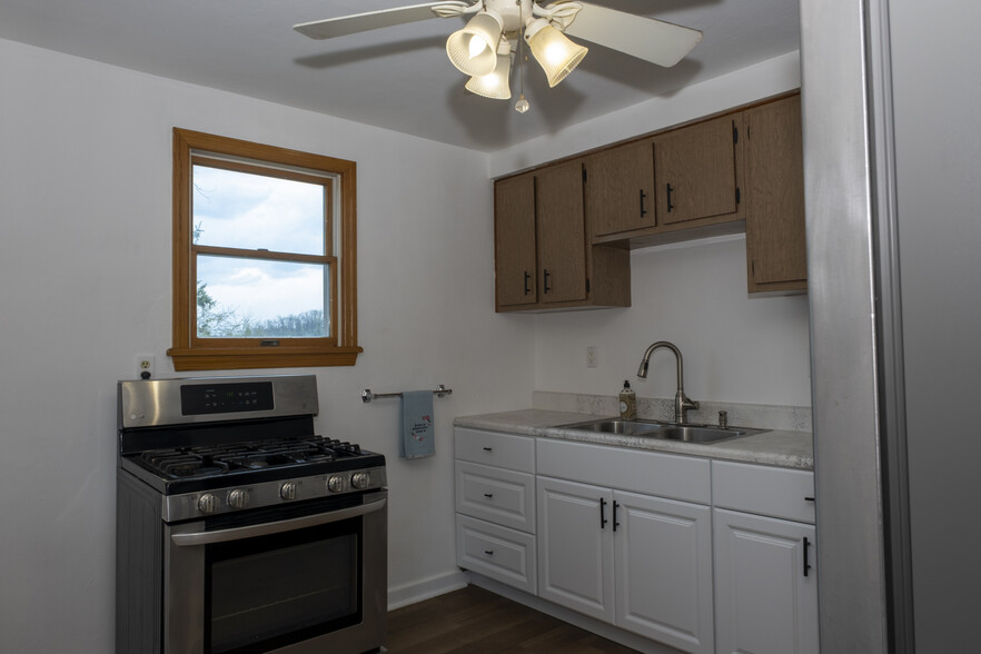 Building Photo - 713 Overhill Dr