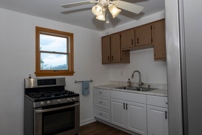 Building Photo - 713 Overhill Dr