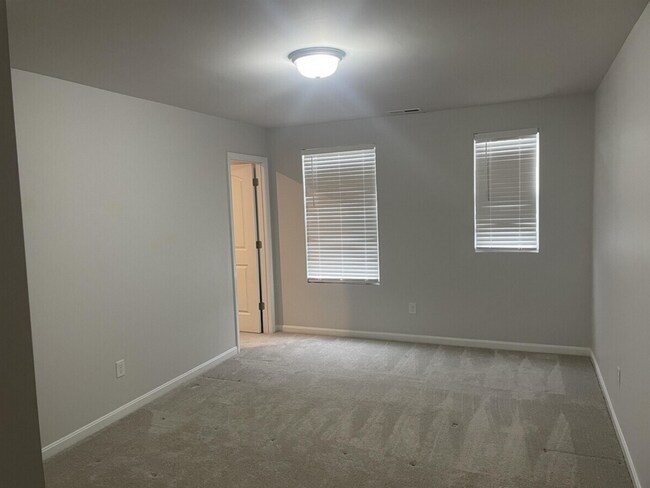 Building Photo - Beautiful House wtih lots of space!