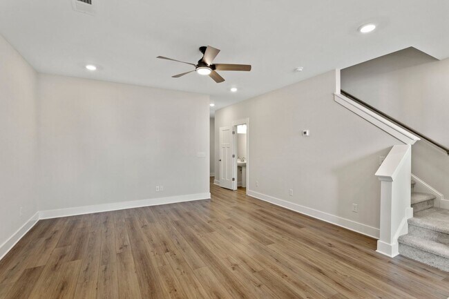 Building Photo - Perfectly Appointed Greenville Townhome 3bed/2.5 bath