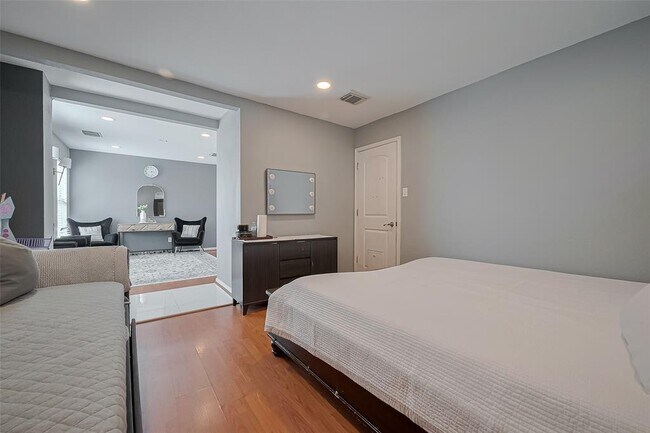 Building Photo - 15214 Mission Forest Dr