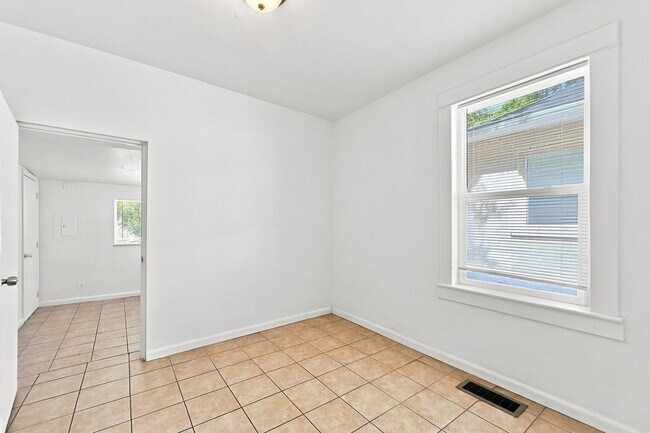 Building Photo - 926 Binford St