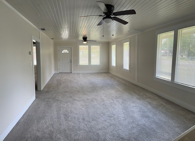 Building Photo - House in the town limits of Hilliard. Fres...