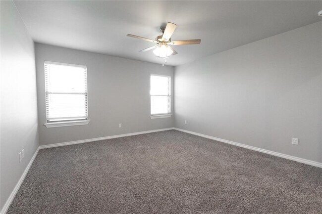 Building Photo - 1013 SE 30th St