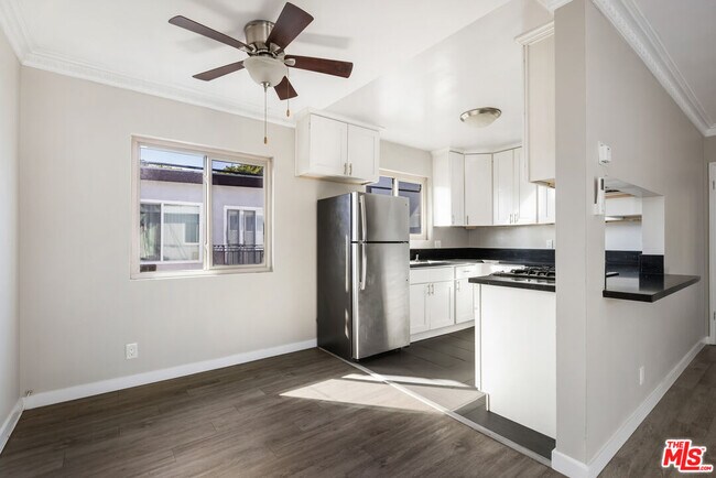 Building Photo - 925 N Curson Ave