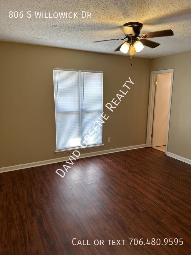 Building Photo - 806 S Willowick Dr