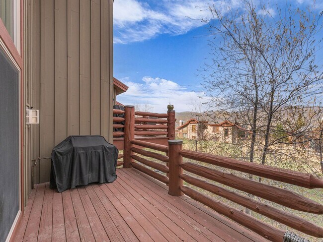 Building Photo - Cedar Ridge Townhome  **Mid-April thru November Rental**