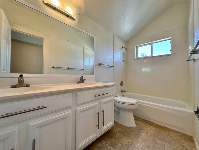 Building Photo - Stunning Craftsman 4 Bd / 2 Bath home in the heart of North Park!!