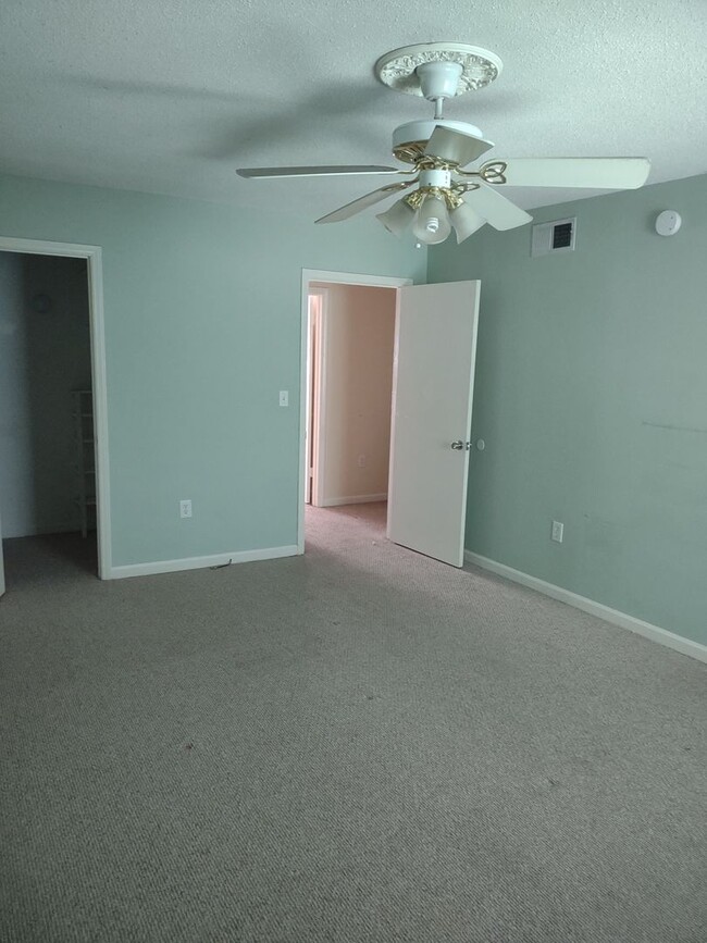 Building Photo - Lovely Two Bedroom/Two Bath Condo - THREE ...