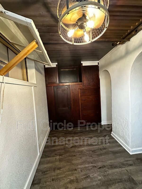 Building Photo - Chester Manor