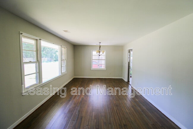 Building Photo - 1428 N Sherwood Dr