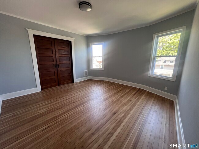 Building Photo - 335 Ridgefield Ave