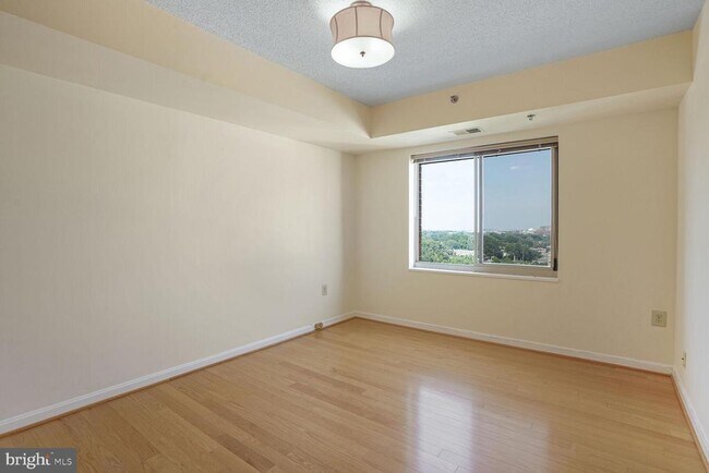 Building Photo - 2121 Jamieson Ave
