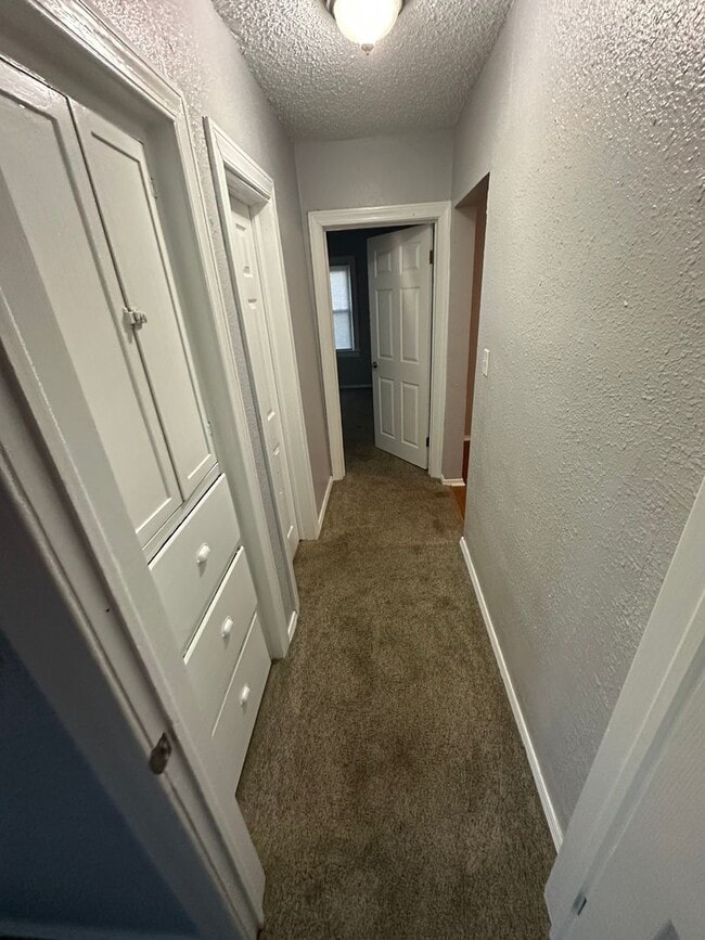 Building Photo - Beautiful 2 Bedroom 1 Bath DUPLEX