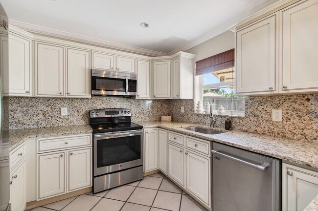 Building Photo - 301 SE 8th Ave