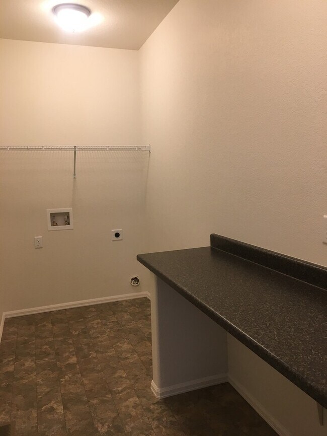 Building Photo - Newer, Spacious 3 Bedroom / 2 Bath in Wellington! New Carpet and Paint Before Move In