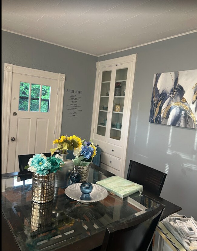 Building Photo - 2201 Beaver-Rooms