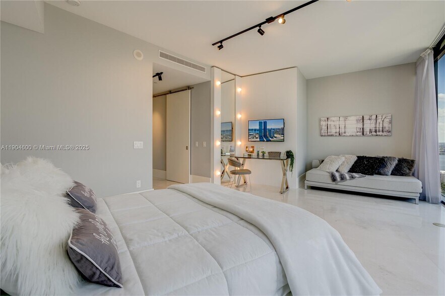 Building Photo - 18555 Collins Ave