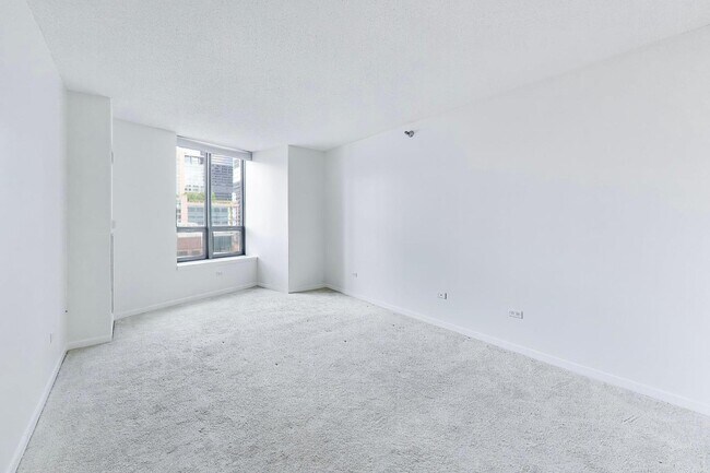 Building Photo - 400 N La Salle Dr