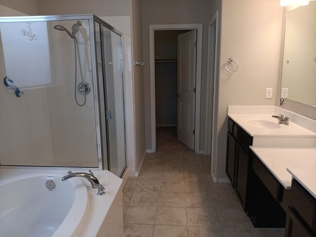 Building Photo - Spacious 4-bedroom, 2.5-bathroom home! Showings available NOW!