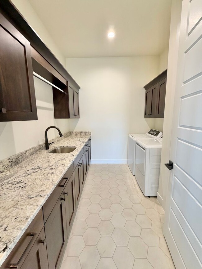 Building Photo - Beautiful Single-Level Home with Trail Access & Stunning Views!!! Pet Friendly!
