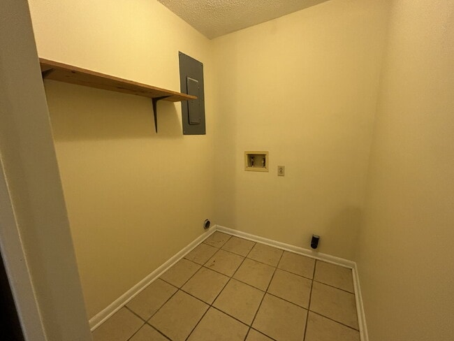 Building Photo - Home For Rent