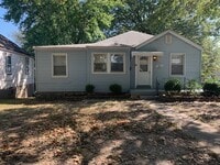 Building Photo - NEWLY REMODELED HOME!