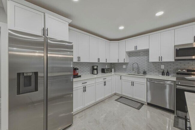 Building Photo - 632 Las Palmas Park