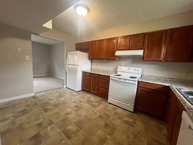 Building Photo - Charming 3 bedroom 21/2 bath town home loc...
