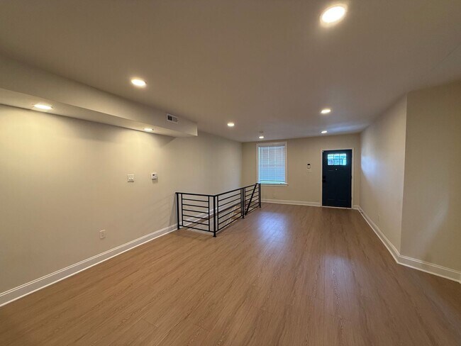 Building Photo - 1402 S 54th St
