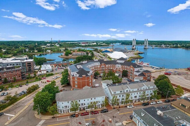 Building Photo - 33 Deer St