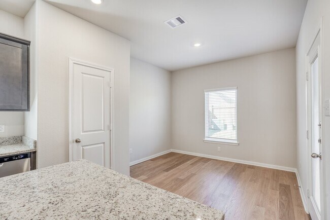 Building Photo - 421 Mustang Trot Dr