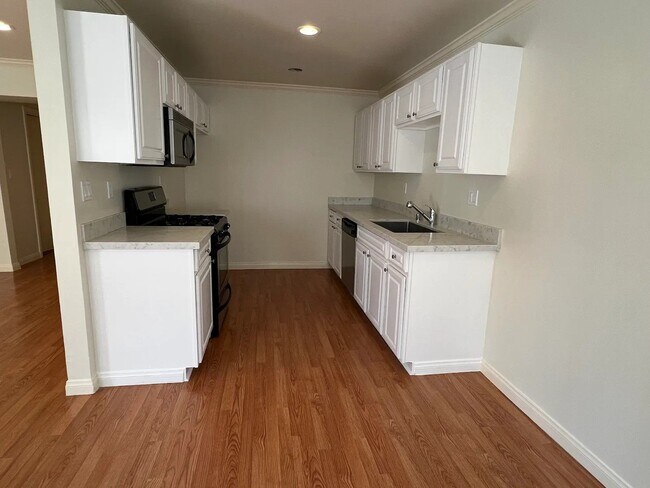 Building Photo - 625 E Cypress Ave