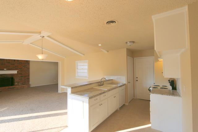 Building Photo - Half off First Full Month's Rent! /Fantastic Updated Home