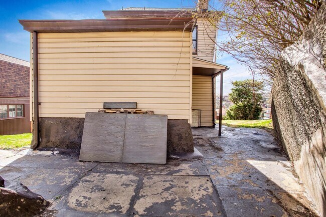 Building Photo - Updated 3 Bedroom 1 Bath with Off Street P...
