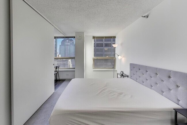 Building Photo - 555 W Madison St