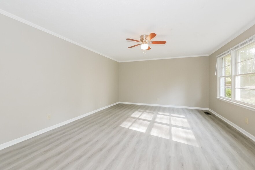 Building Photo - 5434 Lake Dr